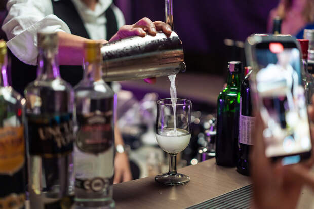 The Guardian: представители поколения Z стали в разы чаще пить алкоголь