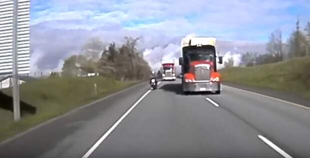 Почему стоит быть вдвойне внимательным, когда рядом с тобой по шоссе мчится грузовик