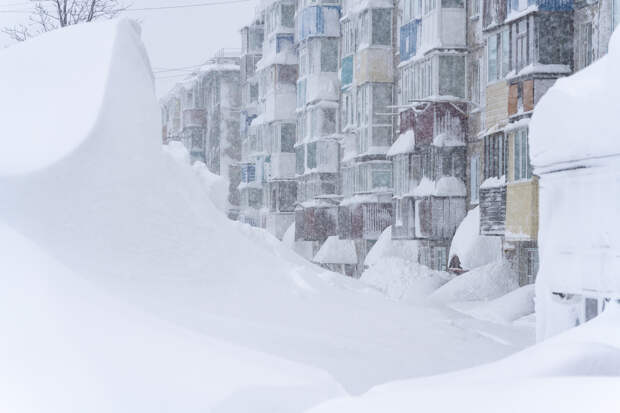 Два человека были заживо погребены под снегом в российском городе