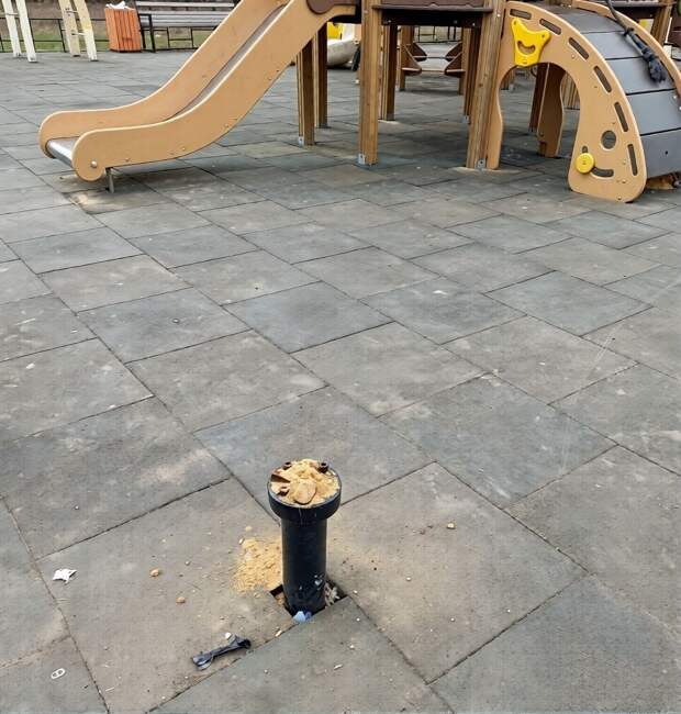 На восточном в Макеевке снова умерла часть детской площадки.