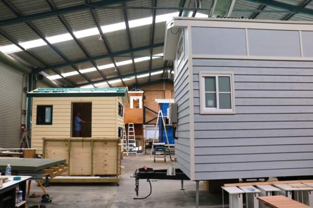 Мастерская Eco Tiny Homes, в которой собирают крошечные мобильные эко-дома. | Фото: noimpactgirl.com. Мастерская Eco Tiny Homes, в которой собирают крошечные мобильные эко-дома. | Фото: noimpactgirl.com.
