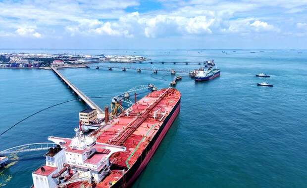 На фото: танкер выгружает импортированную сырую нефть на нефтяном терминале порта Циндао в Циндао, провинция Шаньдун, Китай.