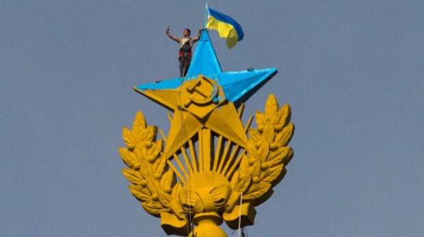 Звезду на одной из сталинских высоток в Москве неизвестные раскрасили в цвета украинского флага