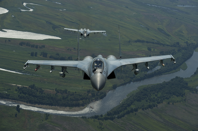 Многоцелевой сверхманевренный истребитель Су-35