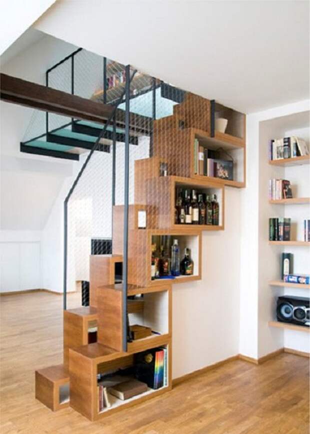 Хорошенький вариант создать дополнительное пространство в виде полок под лестницей, что точно понравится.