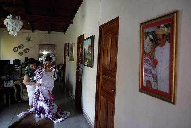 Национальная одежда в Панаме называется поллера. Каждый год в Лас Таблас проходит посвященный ей фестиваль — Thousand Polleras parade. Январь 2013 года. 