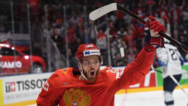 Mash: за рулем авто, протаранившего ворота ЖК, был хоккеист Григоренко