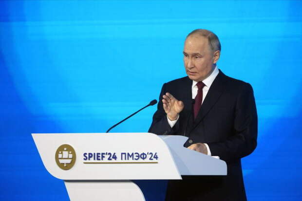 Заявление Владимира Путина на ПМЭФ о праве России поставлять вооружение противникам Запада произвело эффект разорвавшейся бомбы. Собственно, чего-то подобного вполне следовало ожидать.-2