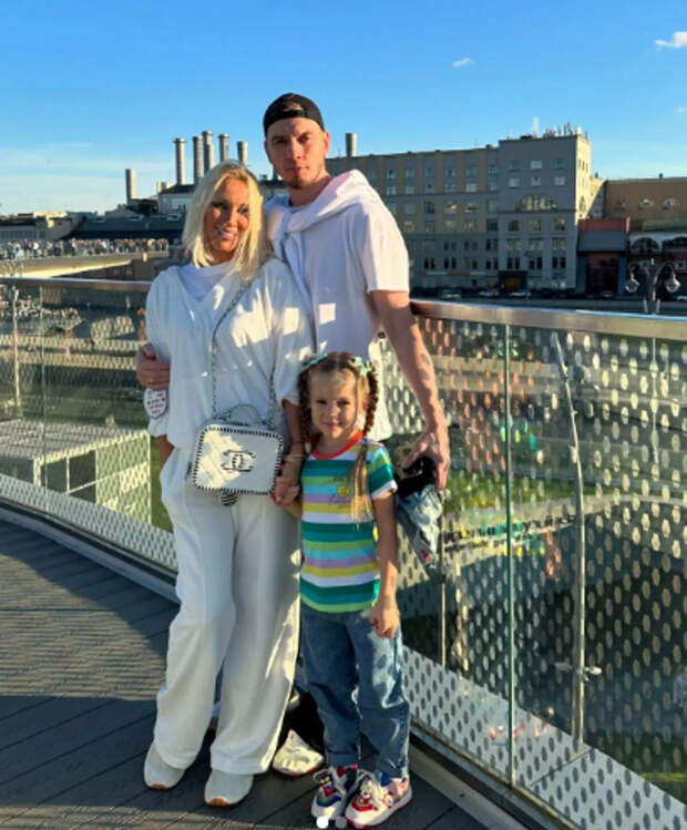 Лера Кудрявцева после сообщений о разводе впервые вышла в свет с мужем