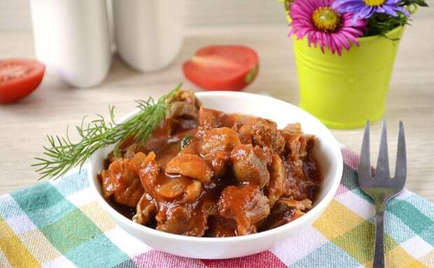 как приготовить куриные желудки тушеные куриные желудки на тарелке