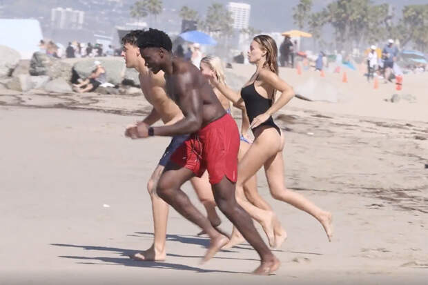 Актриса оконфузилась на съемках ремейка «Спасатели Малибу» из-за купальника