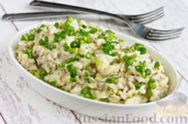 Фото к рецепту: Салат с рыбной консервой, рисом и яйцами