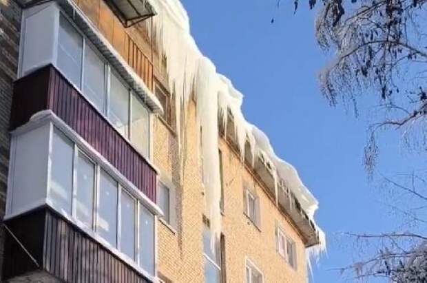 Администрация Тамбова ответила тамбовчанке, что УК контролирует состояние сосульки