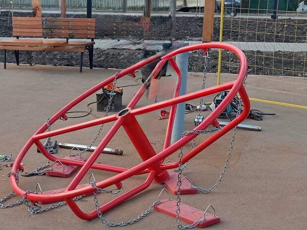 Вандалы сломали игровой комплекс в парке "Энергетиков" в Будённовском районе