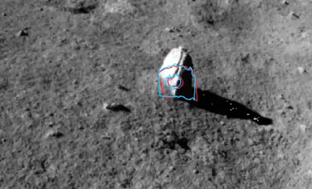 Китайский луноход нашел на обратной стороне Луны камень, похожий на столб