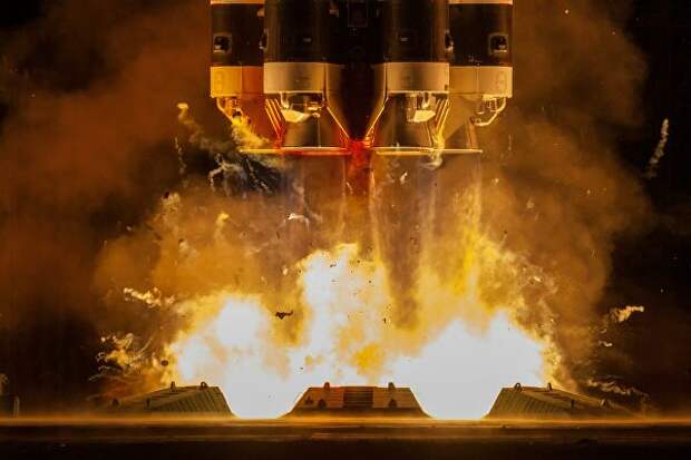 Запуск ракеты-носителя Протон-М с разгонным блоком Бриз-М с телекоммуникационными спутниками Экспресс-80 и Экспресс-103 с космодрома Байконур