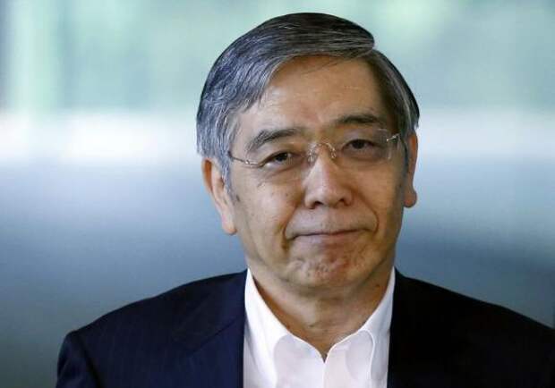 Bank of Japan (BOJ) Governor Haruhiko Kuroda walks after meeting with Japan's Prime Minister Shinzo Abe at Abe's official residence in Tokyo September 11, 2014.  REUTERS/Toru Hanai