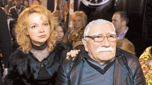 В Сети обсуждают интим-фото Джигарханяна и его супруги