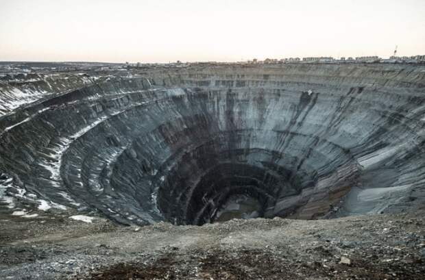 Гигантский карьер, расположенный в Якутии, в городе Мирный.