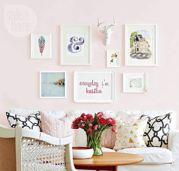 пастельная розовая стена с красивыми картинками