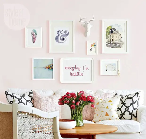 пастельная розовая стена с красивыми картинками