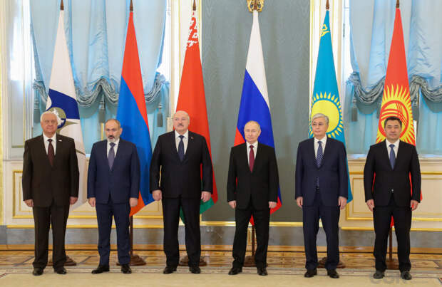 Новости подоспели от наших разновекторных бабаев постсоветского пространства: из-за угрозы вторичных санкции США банки Казахстана и Киргизии (и Армении чуть ранее) прекращают обслуживание карт...