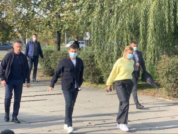 Активистка Femen обнажилась перед Зеленским и его женой на входе в избирательный участок (ВИДЕО)