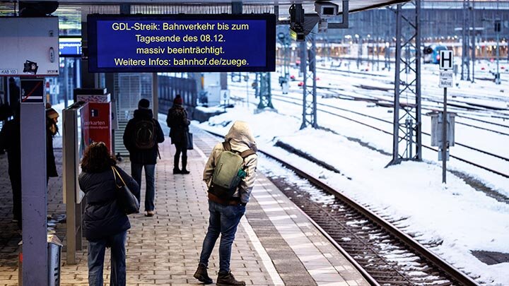В ГЕРМАНИИ НАСТУПАЮЩИЙ ГОД МОЖЕТ НАЧАТЬСЯ С ЗАБАСТОВОК. НЕ ТОЛЬКО ФЕРМЕРЫ ГОТОВЯТ АКЦИИ ПРОТЕСТА, НО И РАБОТНИКИ ЖЕЛЕЗНОДОРОЖНОГО ТРАНСПОРТА ОБЕЩАЮТ ОСТАНОВИТЬ ЛОКОМОТИВЫ. ФОТО: MORITZ FRANKENBERG/DPA/GLOBAL LOOK PRESS