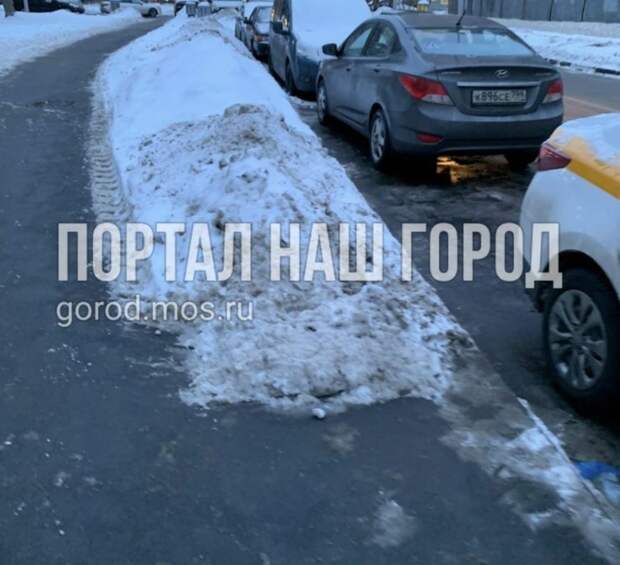 На улице Маршала Малиновского проход к парковке освободили от снежных навалов