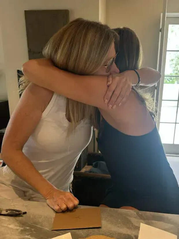 Дженнифер Энистон с подругой