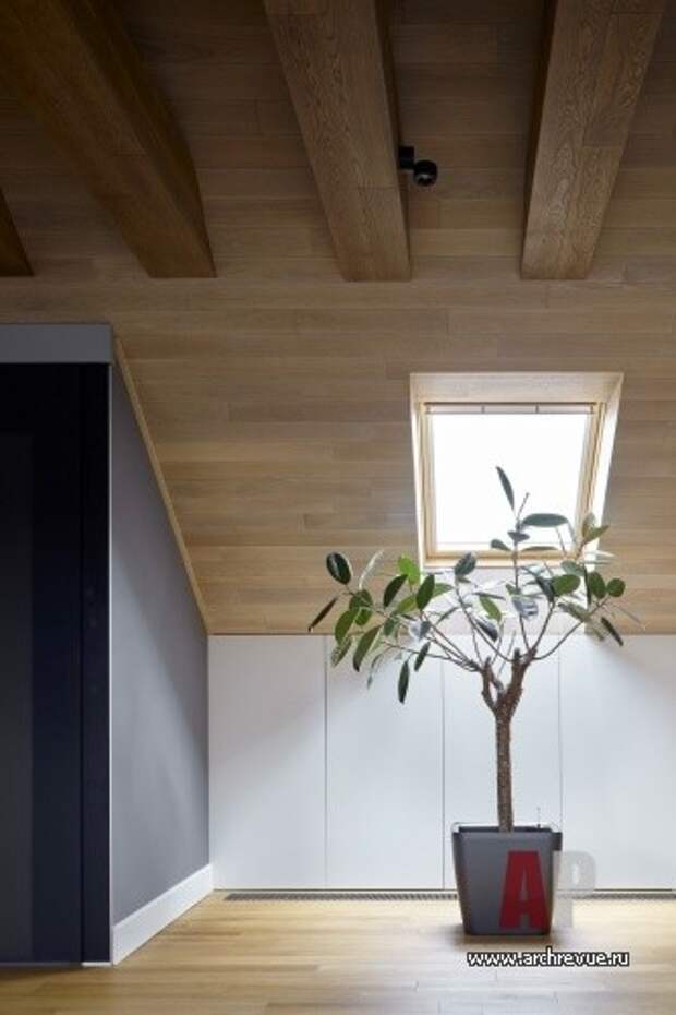 Современный трехэтажный дом с клинкером, деревом и микроцементом в интерьере