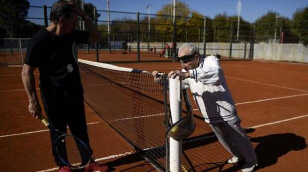 100-летний аргентинец Артин Элмаян разминается перед партией в теннис