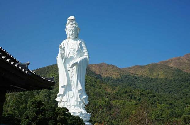 Статуя Гуаньинь высотой 76 м в монастыре Тз-Шань в Гонконге. Богиня милосердия, выполненная из стали и кованой белой бронзы, держит в руках жемчужину в мире, высота, красота, люди, памятник, подборка, статуя, факты