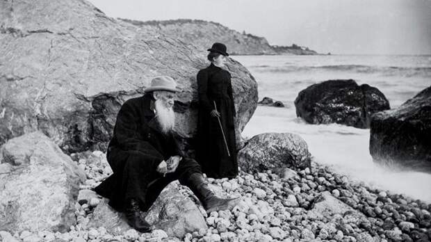 Лев Толстой с дочерью Александрой на берегу Черного моря, 1901 год. Историческая фотография, редкие фотографии, ретро фото, фото