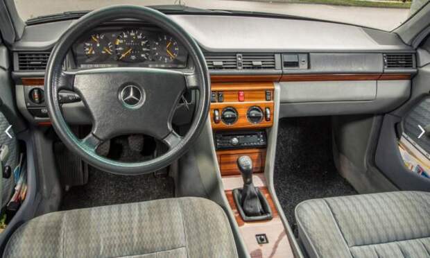 Салон Mercedes-Benz E-Class W124 хорошо сохранился как для своего пробега.
