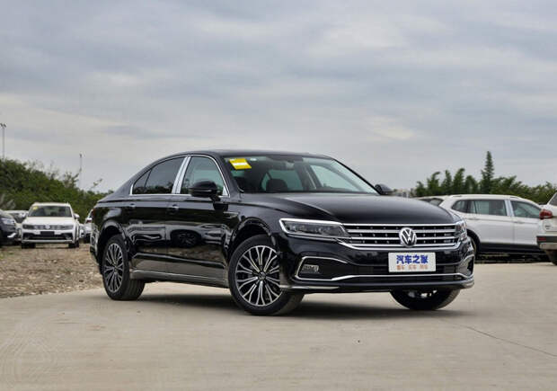 В Россию привезли большой флагманский седан Volkswagen Phideon. Сколько за него просят?