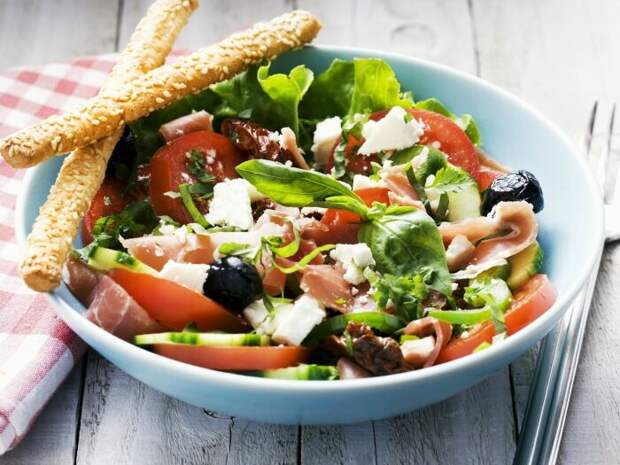 Очень вкусный салат с ветчиной, сыром и зеленью. \ Фото: minsheng.youth.cn.