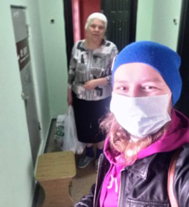 Во время передачи продуктов соблюдается дистанция/Из личного архива