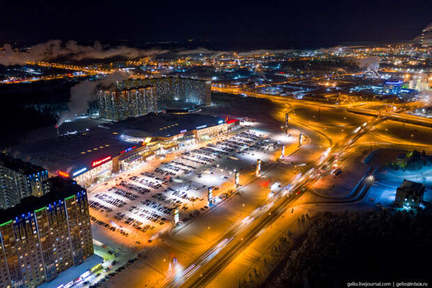 31. «Аура» — крупнейший торговый комплекс Сургута, находится у въезда в город по Тюменскому тракту. 