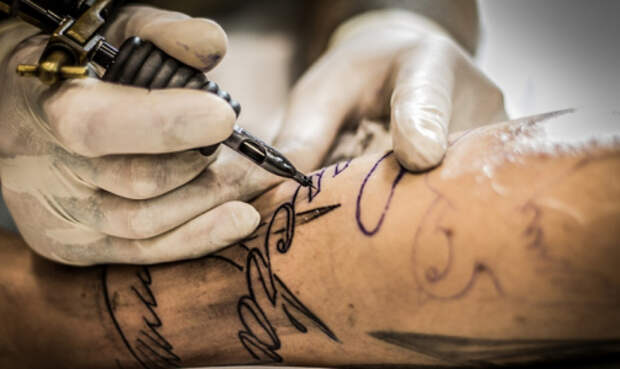 Дерматовенеролог Денисевич: Татуировки лучше не делать на лице и шее