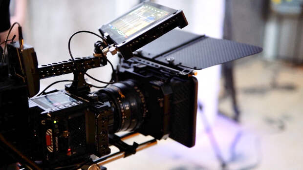 Снятые более трех лет назад фильмы не могут выйти в прокат из-за конфликта продюсера и режиссера