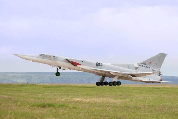 Украинские ресурсы сообщают о взлёте с аэродрома четырех Ту-22М3 ВКС России