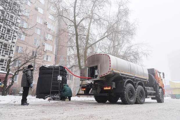 вот так живет половина Донецка. Воды нет ни в кране, ни в подвале
