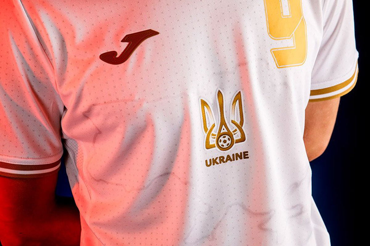 УЕФА обязал сборную Украины убрать с формы слоган «Героям слава!»