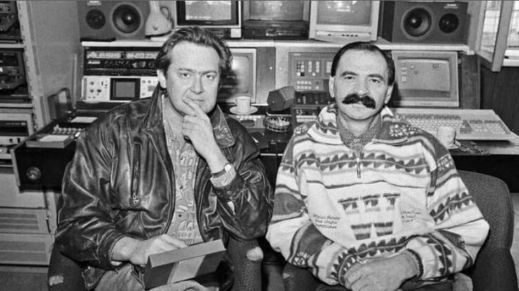 14. Юрий Стоянов и Илья Олейников на съемках передачи "Городок", 1994 год 14. Юрий Стоянов и Илья Олейников на съемках передачи "Городок", 1994 год