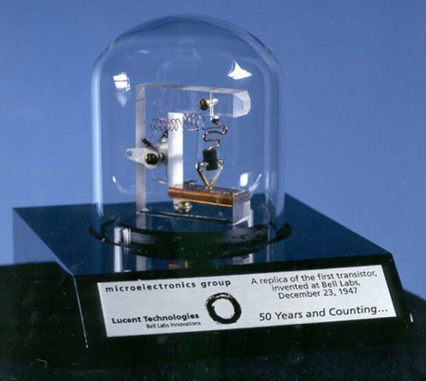 Так выглядел первый транзистор.
