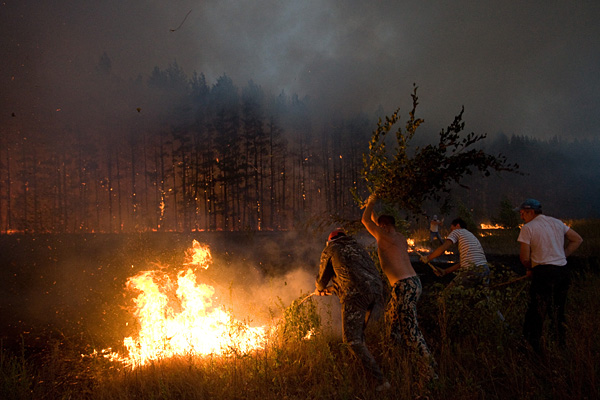 Тушение лесного пожара, вызванного аномальной жарой, Россия, 2010 год. Фото: AP