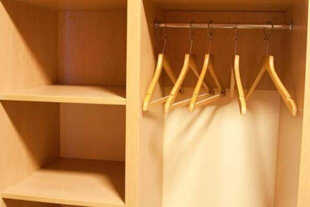 Пустой шкаф для одежды