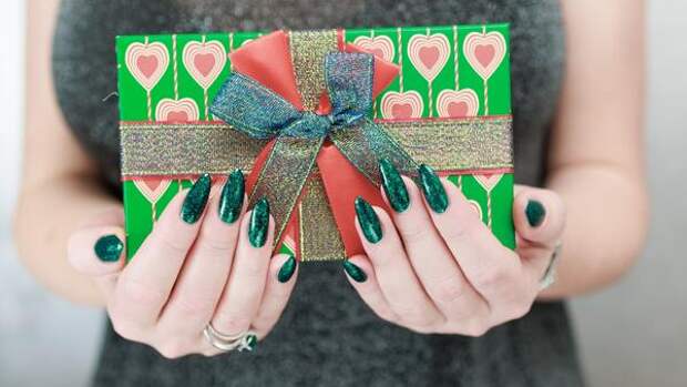 Что подарить мужчине на 23 февраля — оригинальные идеи без носков и пены для бритья