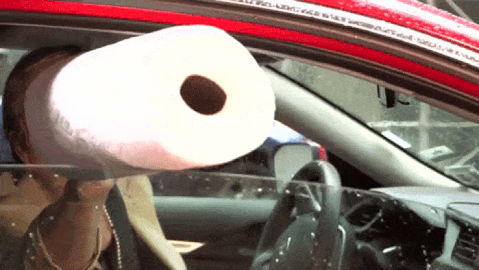 Автомобилистка зажала рулон бумаги между стеклом и рамой: Как этот странный трюк может спасти жизнь